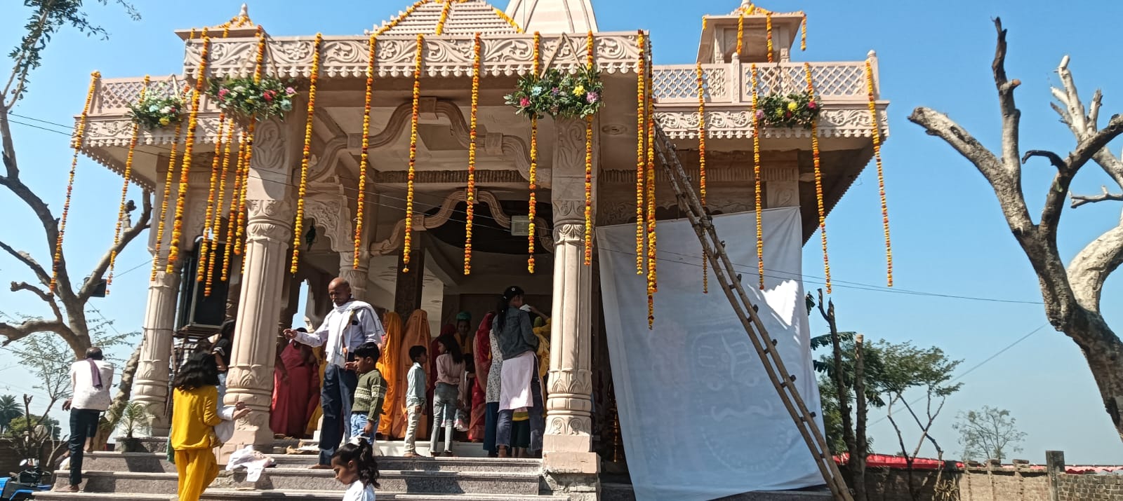 महाशिव रात्रि पर्व के अवसर पर विधिविधान से मंत्र उच्चारण के साथ मंदिर मे डुई प्राण प्रतिष्ठा