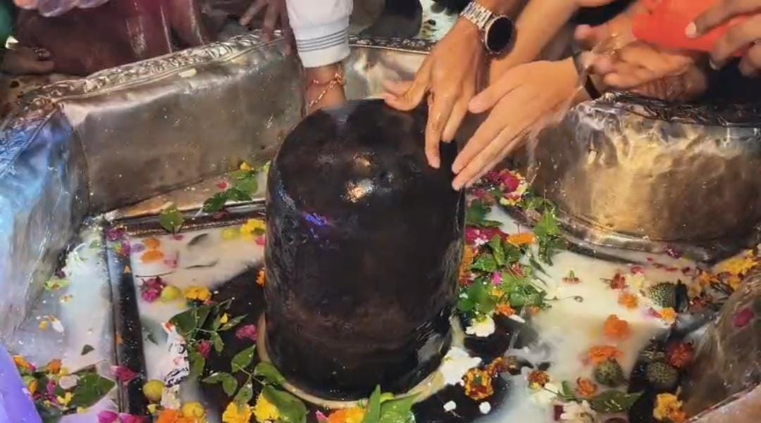 महाशिवरात्रि पर वृन्दावन में 'हर-हर महादेव' की गूंज, गोपेश्वर नाथ महादेव मंदिर में उमड़ा श्रद्धा का सैलाब