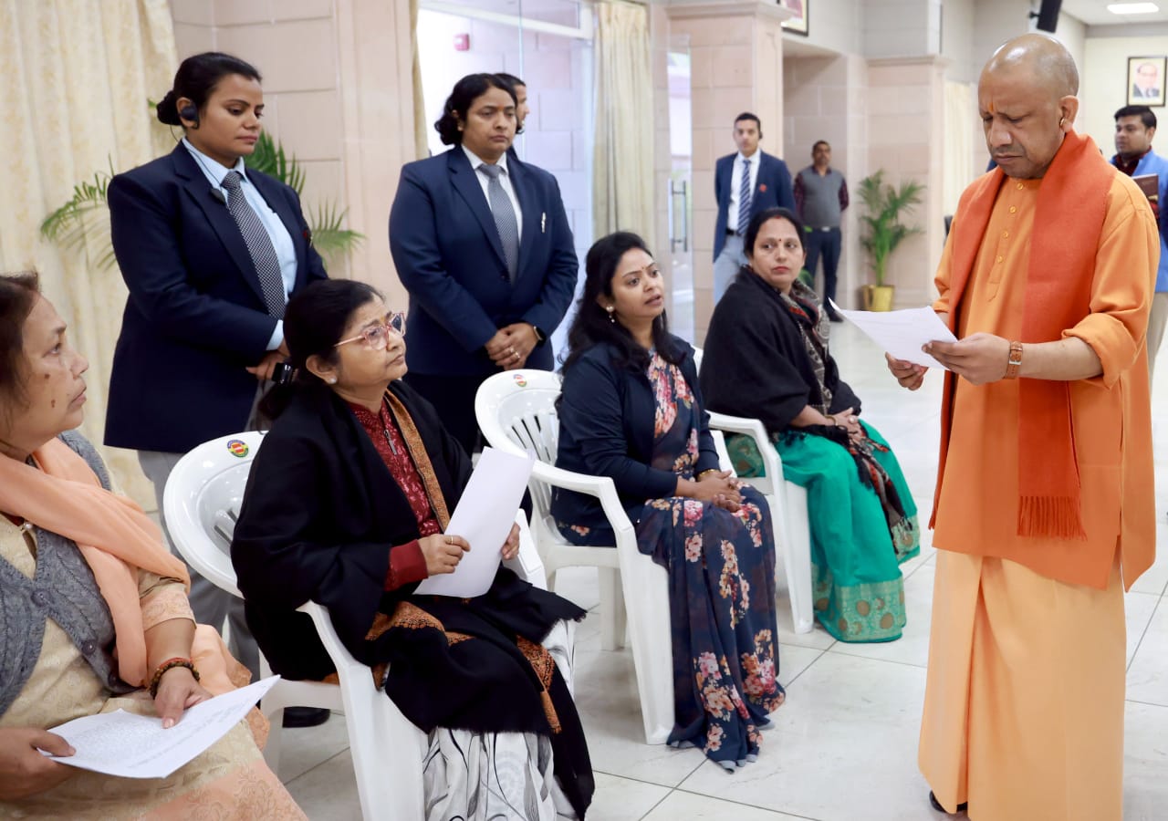 जनपद स्तर पर समस्याओं का निस्तारण सुनिश्चित करें अधिकारी: सीएम योगी