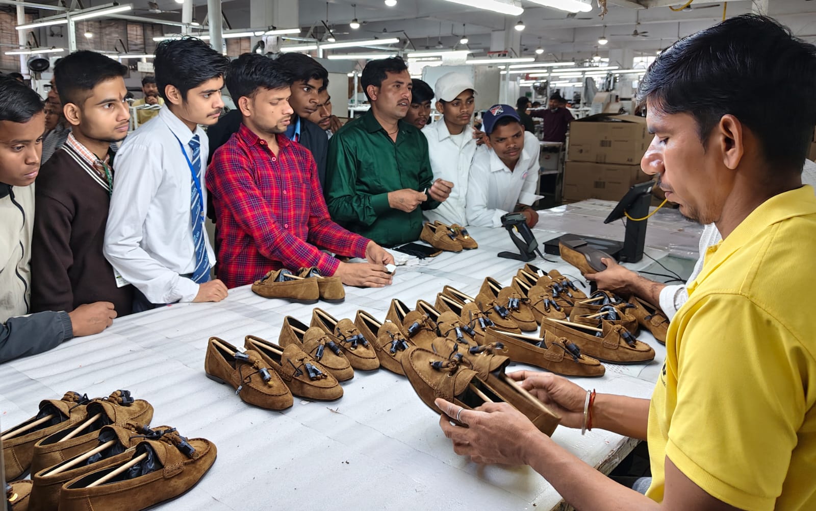 आरबीएस कॉलेज में कक्षा 9 से 12 तक के मेधावी विद्यार्थियों हेतु वैज्ञानिक शोध प्रयोगशाला का भ्रमण एवं वैज्ञानिक व्याख्यान का आयोजन