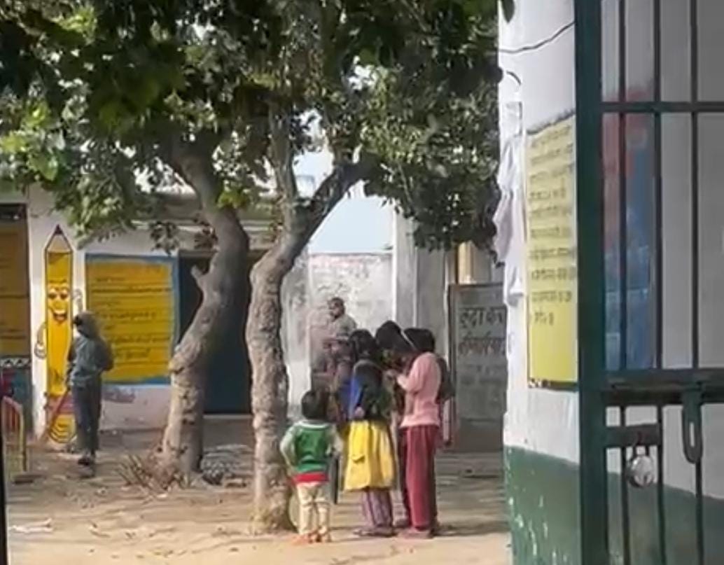 शिक्षा के मंदिर में नौनिहालों के भविष्य से खिलवाड़, ब्लॉक एत्मादपुर क्षेत्र के सरकारी स्कूल में बच्चों के हाथों में थमाई झाड़ू