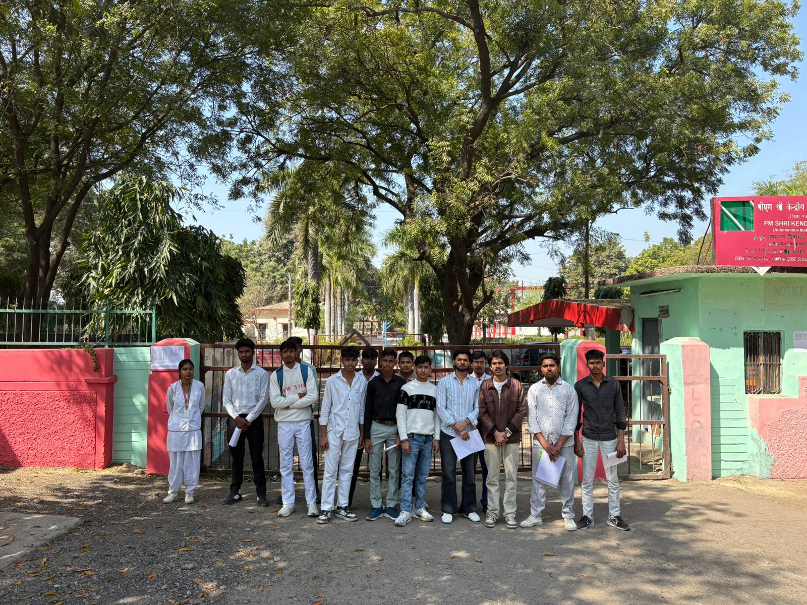 सीबीएसई बोर्ड परीक्षा में प्रवेश न मिलने पर छात्रो ने लगाया जाम डेढ़ दर्जन से अधिक परीक्षार्थी सड़क पर बैठे