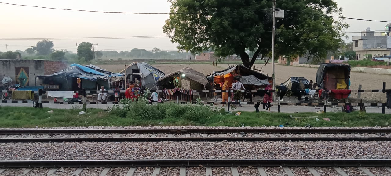 मौत की पटरियों पर ‘वोटों’ की फसल, सुशासन के दावों की उड़ती धज्जियां, राया की जमीनी हकीकत