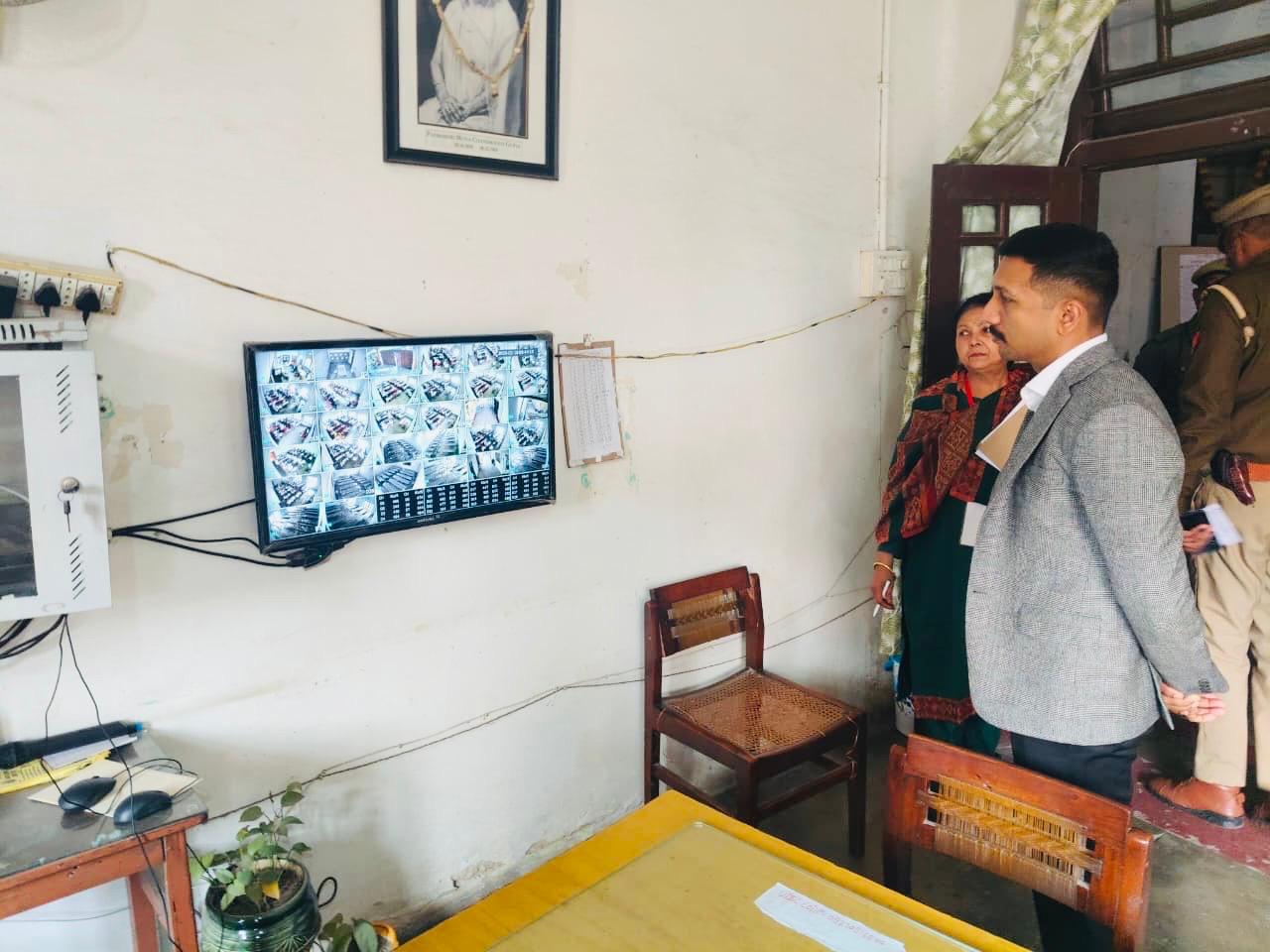 बोर्ड परीक्षाओं के दृष्टिगत की गई व्यवस्थाओं का जायज़ा लेने जिलाधिकारी विशाख जी0 पहुंचे नारी शिक्षा निकेतन व सेंटेनियल इंटर कालेज