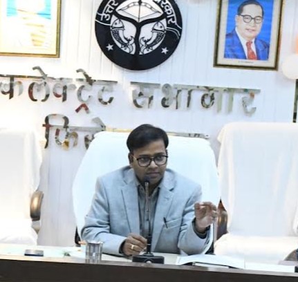 डीएम रमेश रंजन ने श्रम विभाग के अधिकारियों को सख्त शब्दों में निर्देशित किया है कि इस योजना से संबंधित आवेदनो का निस्तारण तत्काल किया जाय