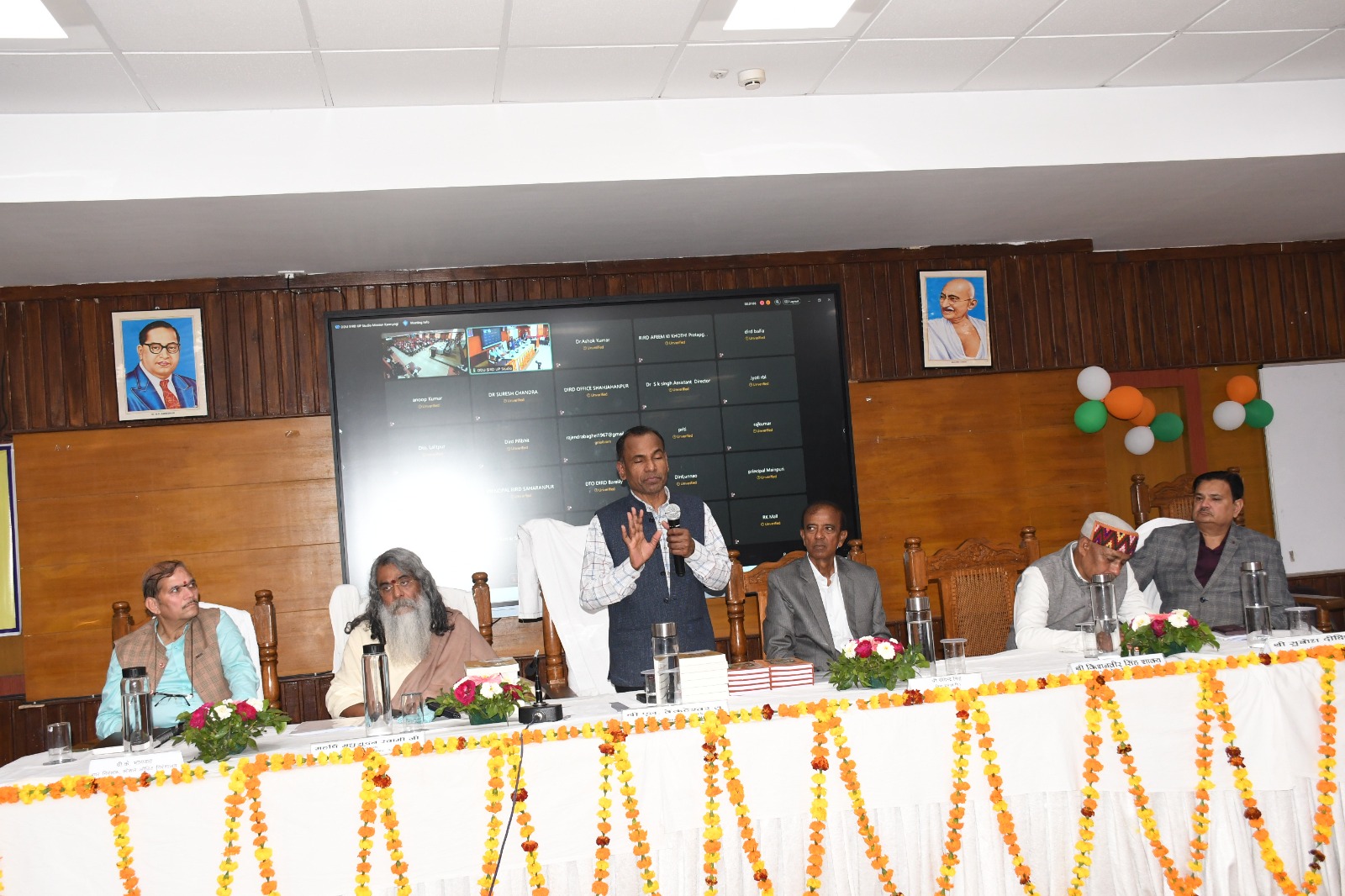 एस आई आर डी मे विभिन्न विषयो पर विशेषज्ञो द्वारा दिया जा रहा है प्रशिक्षण