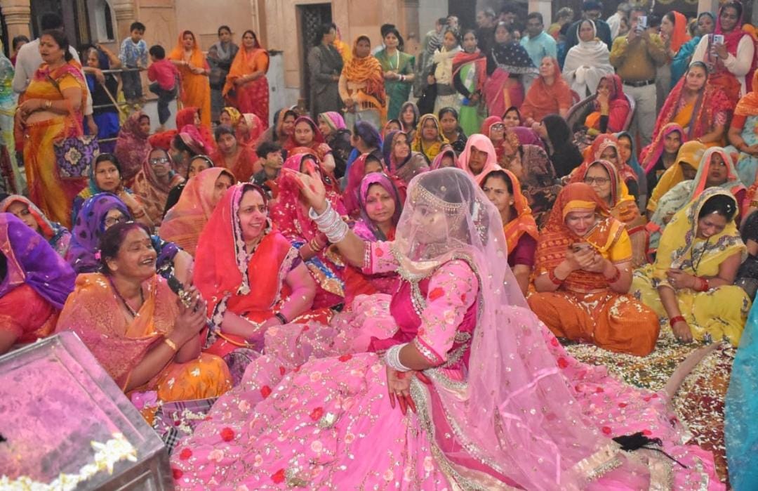 ठाकुर राधादामोदर मंदिर में होली महोत्सव का उल्लास, देश-विदेश के श्रद्धालुओं ने खेली गुलाल और फूलों की होली