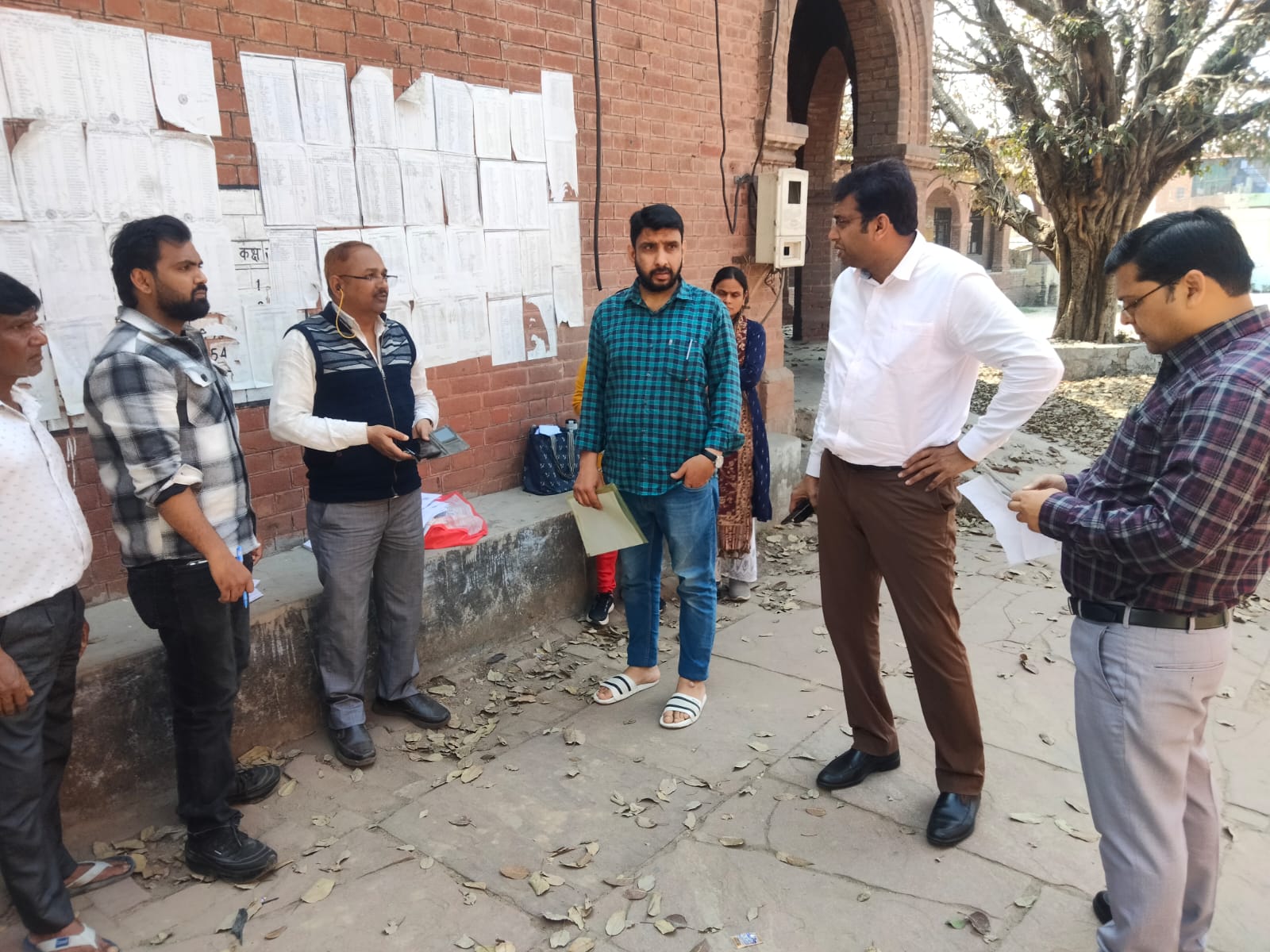 जिला निर्वाचन अधिकारी अरविंद मल्लप्पा बंगारी ने विभिन्न बूथों का किया निरीक्षण, बीएलओ को दिए निर्देश