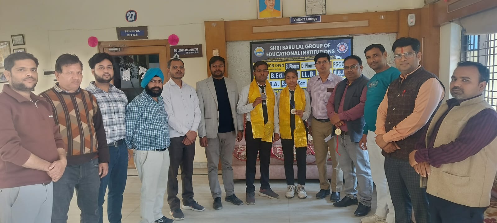 श्री बाबू लाल महाविद्यालय के विद्यार्थियों का बीसीए में उत्कृष्ट प्रदर्शन, दुप्पटा पहना कर किया सम्मानित