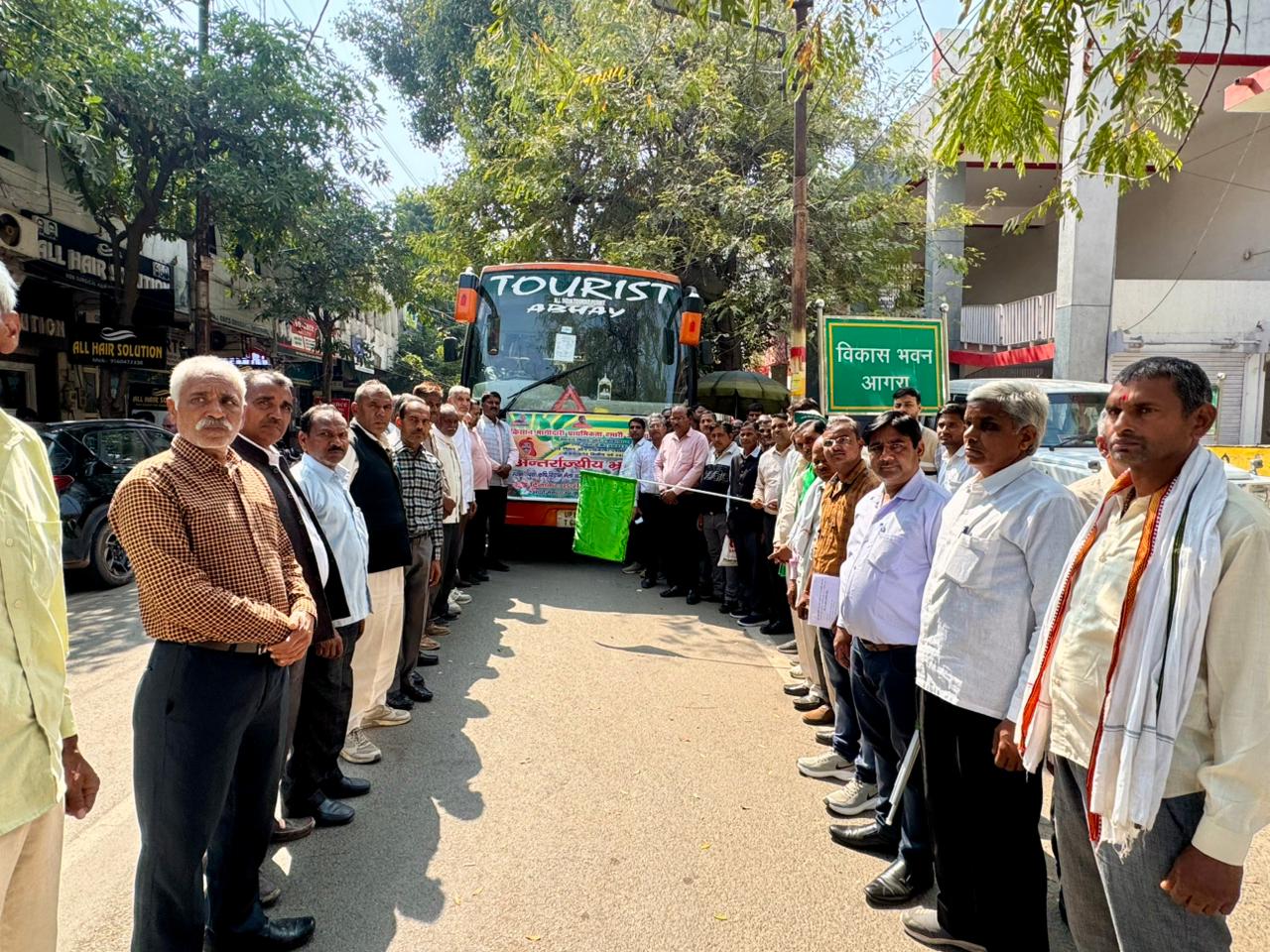 आत्मा योजना के तहत 50 किसानों का दल बस द्वारा ’पूसा कृषि विज्ञान मेला’ के लिए रवाना, उप कृषि निदेशक ने दिखाई हरी झंडी