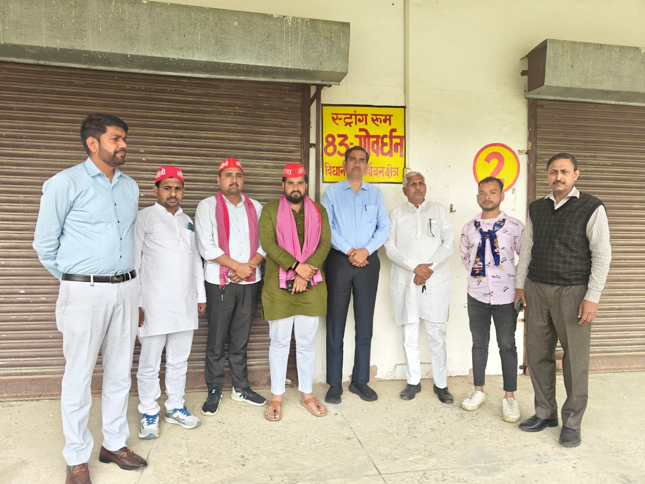 जिलाधिकारी चंद्र प्रकाश सिंह ने मथुरा के बाद स्थित ईवीएम-वीवीपैट वेयरहाउस का बाहरी किया निरीक्षण