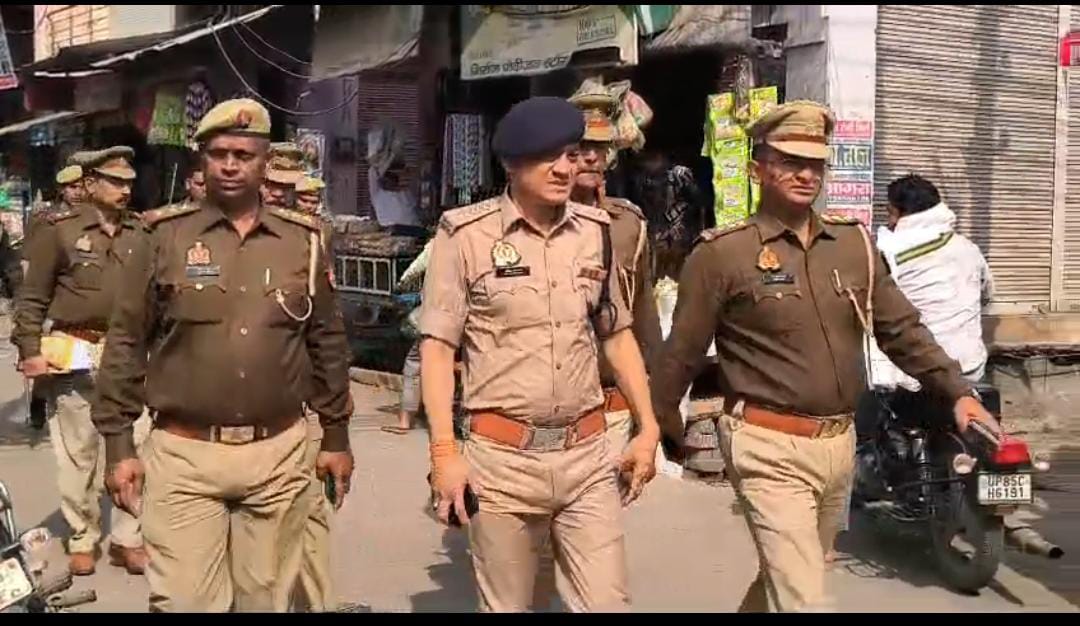 फरह में आगामी त्योहारों को लेकर पुलिस ने किया फ्लैग मार्च