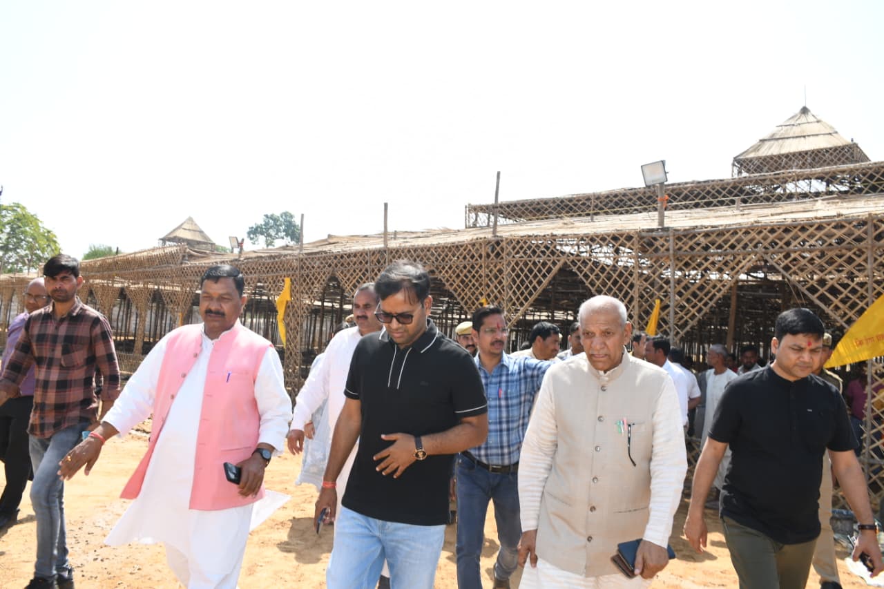 डीएम रमेश रंजन ने मुख्य विकास अधिकास एवं एडीएम वित्त विशु राजा के साथ बाबा नीम करौरी जी की जन्म स्थली का स्थलीय निरीक्षण
