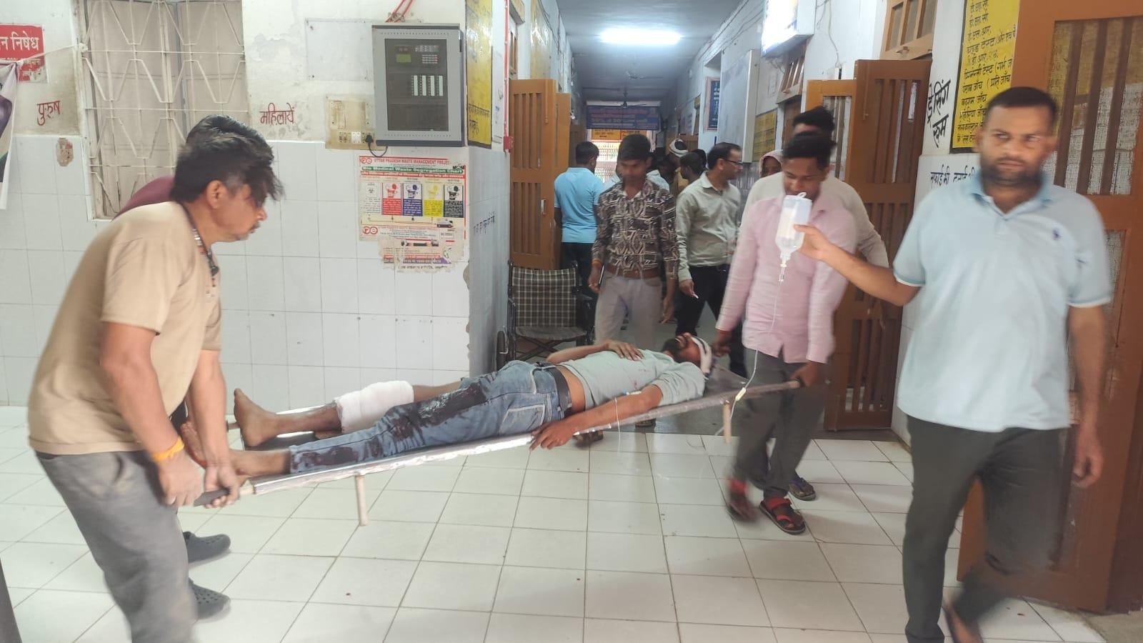 ग्राम भेंड़ के पास सड़क हादसा, अज्ञात वाहन की टक्कर से बाइक सवार गंभीर रूप से घायल, जिला अस्पताल उरई रेफर