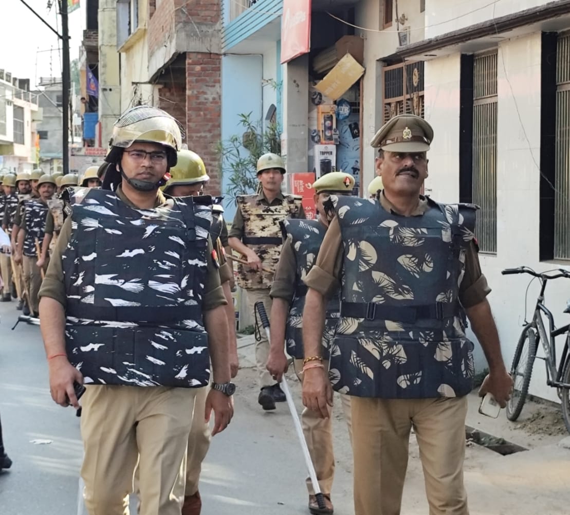 आगामी पर्व पर अराजक तत्वों को चेतावनी देते पुलिस ने किया फ्लैग मार्च