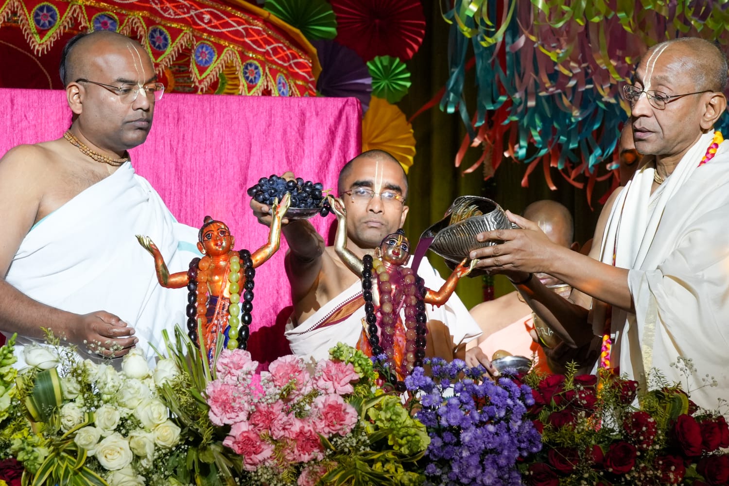गौर पूर्णिमा महोत्सव में उमड़ा श्रद्धा का सैलाब, चंद्रोदय मंदिर में महाभिषेक, संकीर्तन और पुष्प होली का अलौकिक संगम