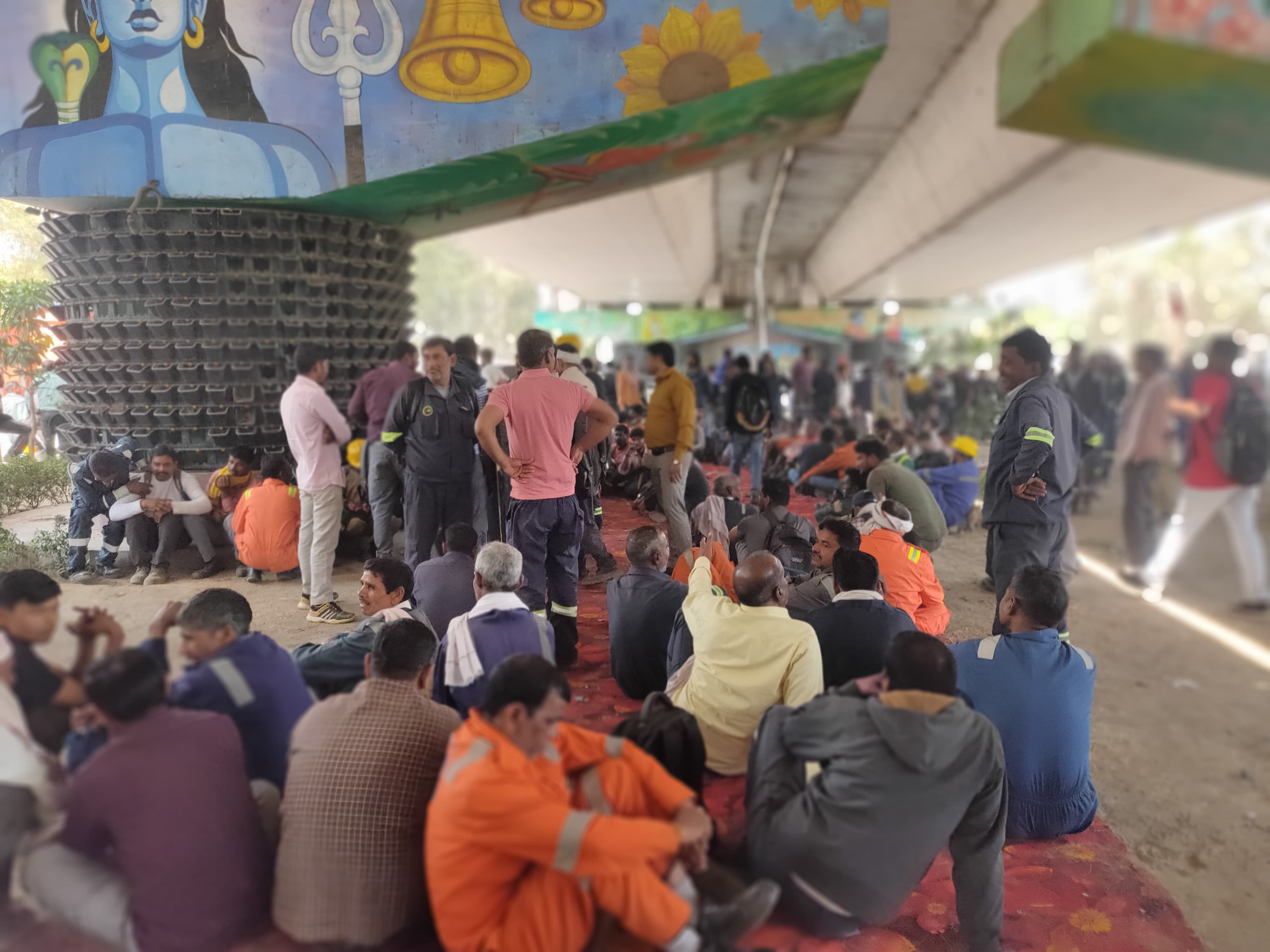 समय पर वेतन और सम्मानजनक सुविधाओं की मांग, मजदूर यूनियन का प्रदर्शन