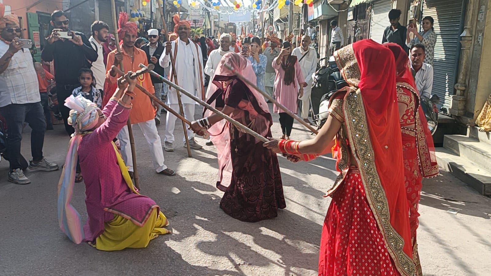 बड़े दाऊजी मंदिर में हुरंगे की धूम, हुरियारिनों ने प्रेम की लाठियों से किया हुरियारों का 'सत्कार'