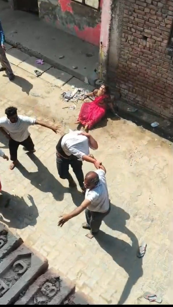 आगरा मामूली कहासुनी ने लिया खौफनाक रूप, दबंगों ने दंपति पर बरपाया कहर, महिला को भी घसीट-घसीट कर पीटा