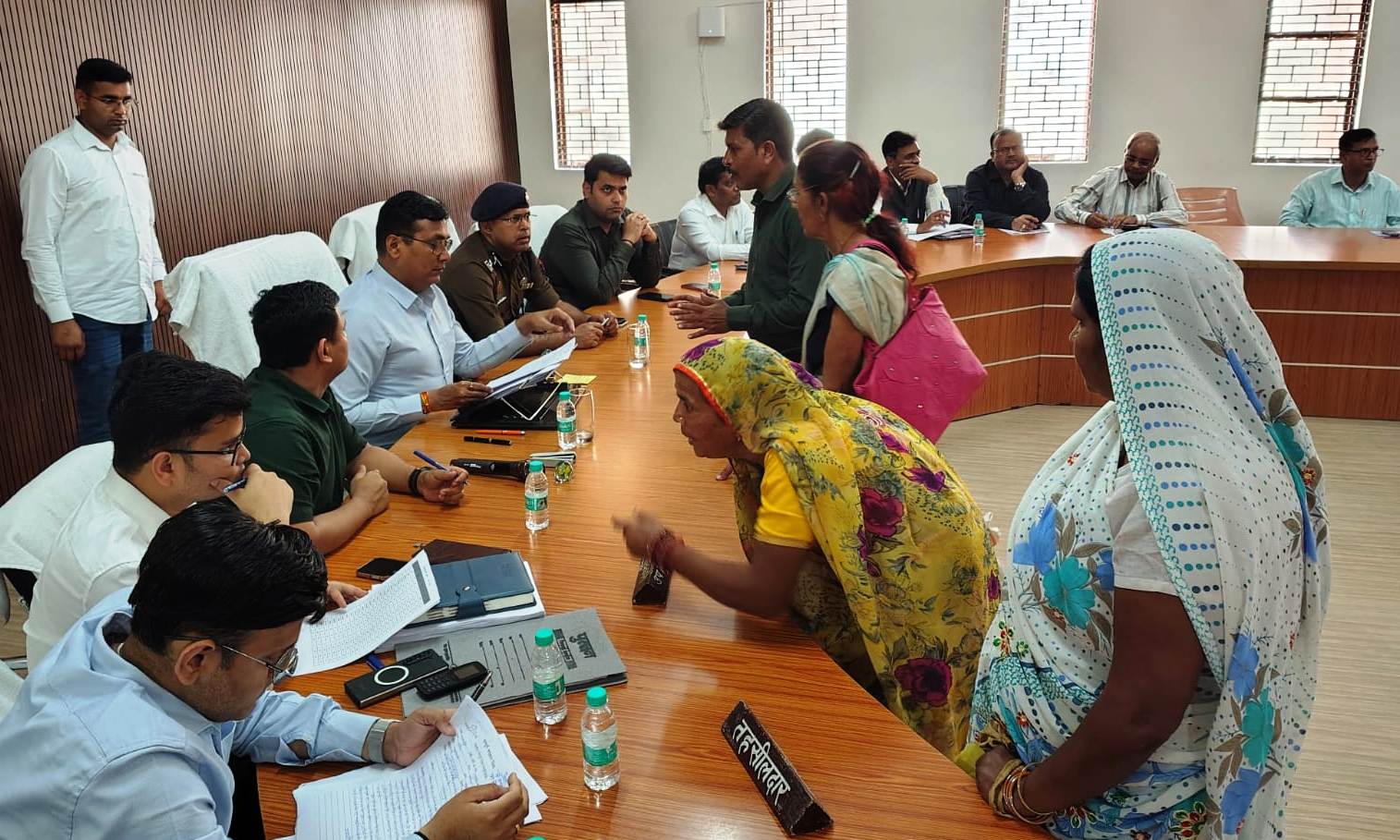 जिलाधिकारी अंजनी कुमार सिंह ने संपूर्ण समाधान दिवस के अवसर पर तहसील सदर में जन-समस्याएं