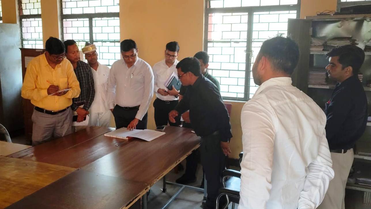 तहसील सदर के भू-अभिलेखागार  का निरीक्षण