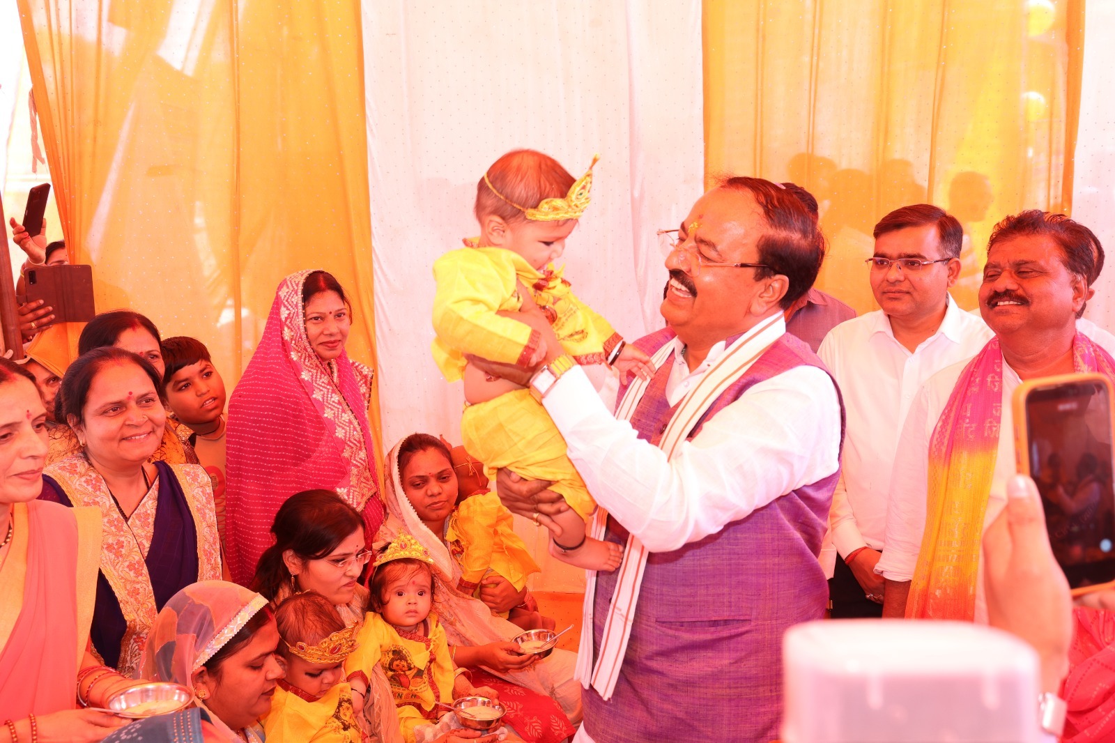 उप मुख्यमंत्री केशव प्रसाद मौर्य ने मण्डलीय सरस मेले का फीता काटकर किया शुभारंभ