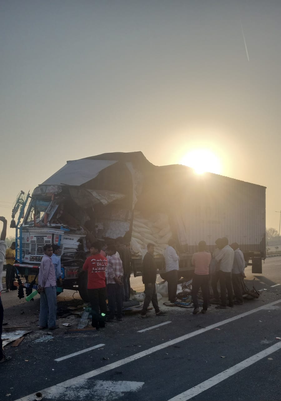 नेशनल हाइवे 34 पर दो ट्रकों के बीच टक्कर