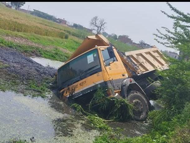 ट्रक का टायर फटने से ट्रक अनियंत्रित होकर  तालाब में पलटा