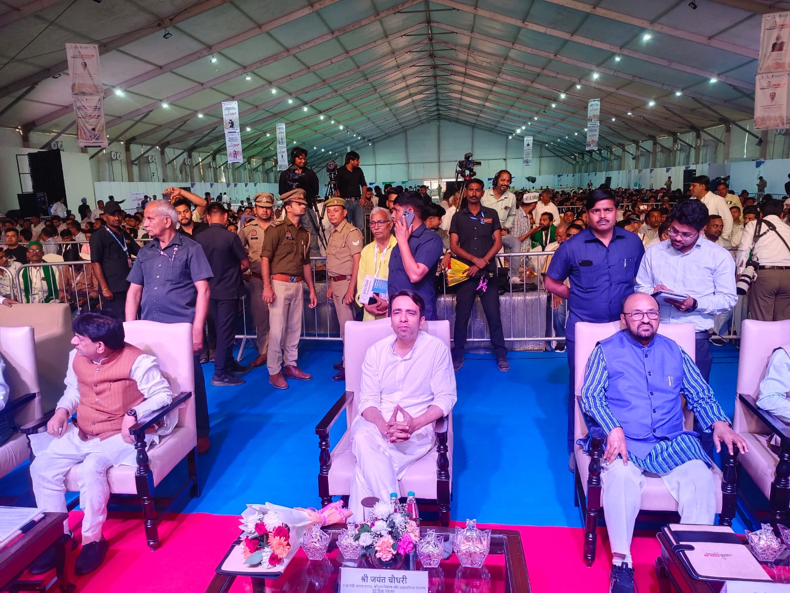 विधान परिषद् की "नियम पुनरीक्षण समिति" के मा.सभापति हरि ओम पाण्डेय जी के सभापतित्व में सर्किट हाउस में जनपद-आगरा व फिरोजाबाद के अधिकारियों के साथ विभिन्न बिंदुओं पर समीक्षा बैठक संपन्न