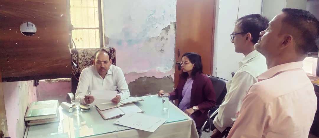 निरीक्षण के दौरान कार्यालय सहायक से कर्मचारी अवकाश रजिस्टर मांगा गया