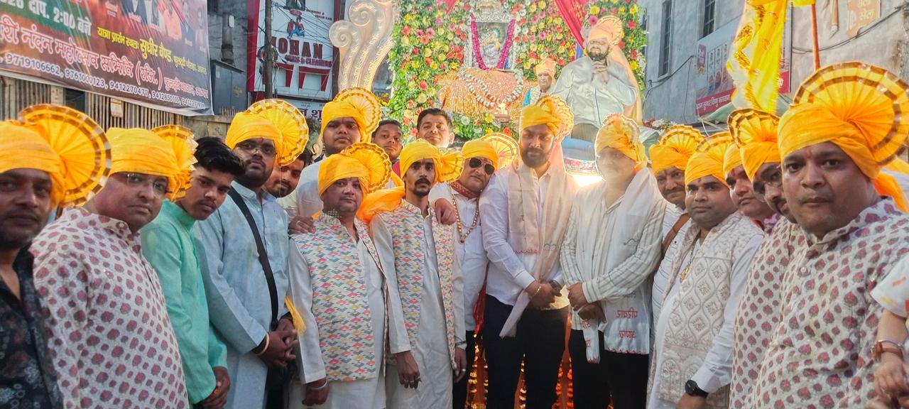 रथ पर सवार खाटू नरेश के दर्शन को उमड़ी भीड़, जय श्री श्याम के जयघोष से गूंजा शहर