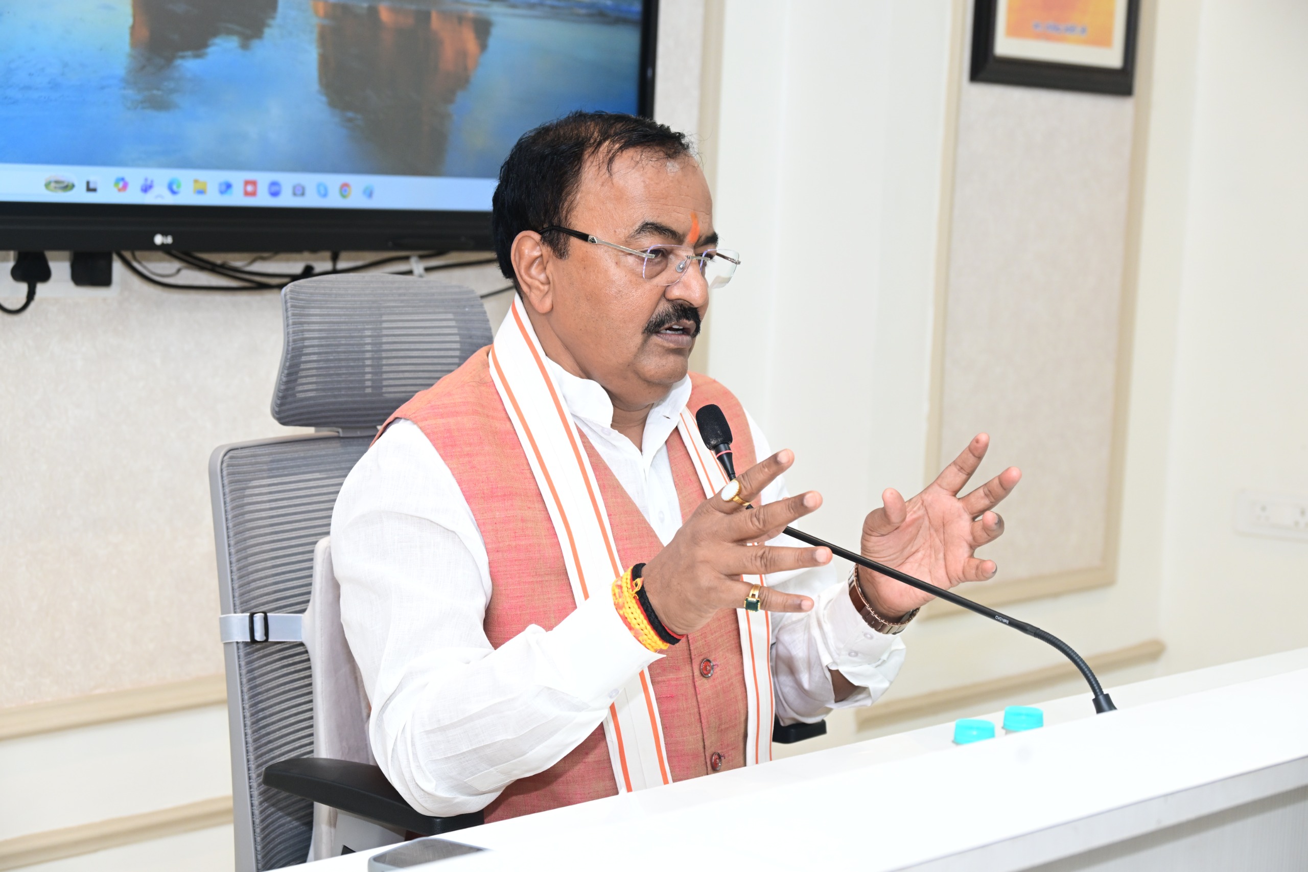 युद्ध स्तर पर काम करें,आजीविका मिशन से जुड़ी संस्थाएं, हर हाल में लक्ष्य पूरा करें: केशव प्रसाद मौर्य