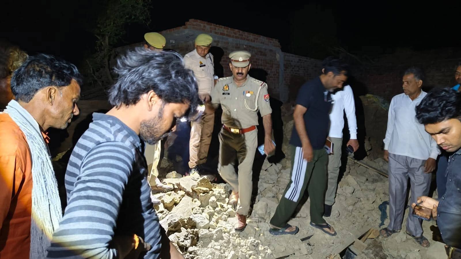 कच्ची दीवार पर रखी टीन गिरने से तीन की मौत, तीन घायल