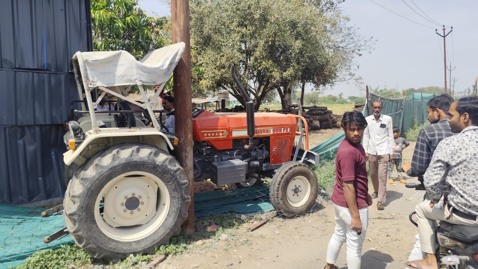 कार बचाने के चक्कर में 33 के बी बिधुत पोल से टकराया ट्रैक्टर