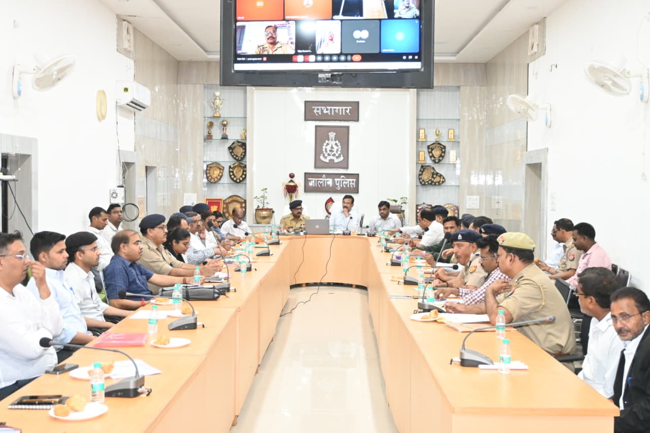 पुलिस लाइन उरई में समीक्षा गोष्ठी आयोजित