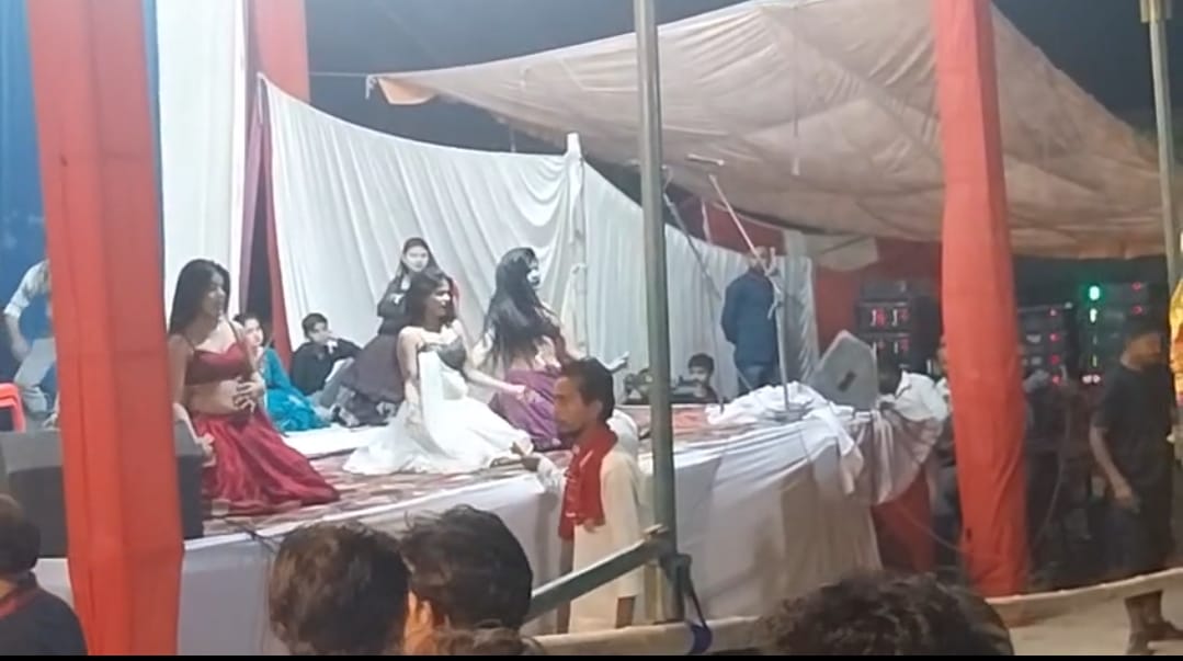 शिक्षा के मंदिर में मर्यादा तार-तार, नगर पालिका अध्यक्ष और पुलिस की मौजूदगी में इटावा से  आई डांसरों के ठुमकों पर उड़े नोट