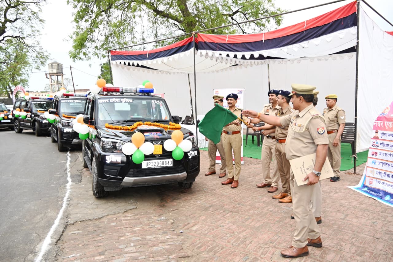 बुलन्दशहर पुलिस को मिली 15 नई पीआरवी गाडियो को हरी झंडी दिखाकर रवाना किया गया-