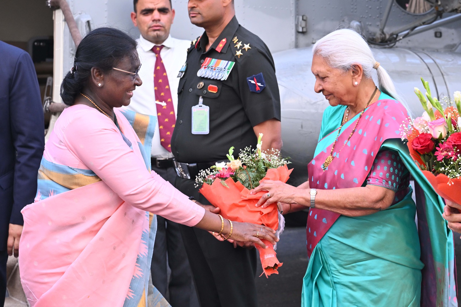 मथुरा मे तीन दिवसीय दौरे पर पहुंची भारत की  महामहिम राष्ट्रपति, राज्यपाल सहित नेता और अधिकारियों ने किया स्वागत