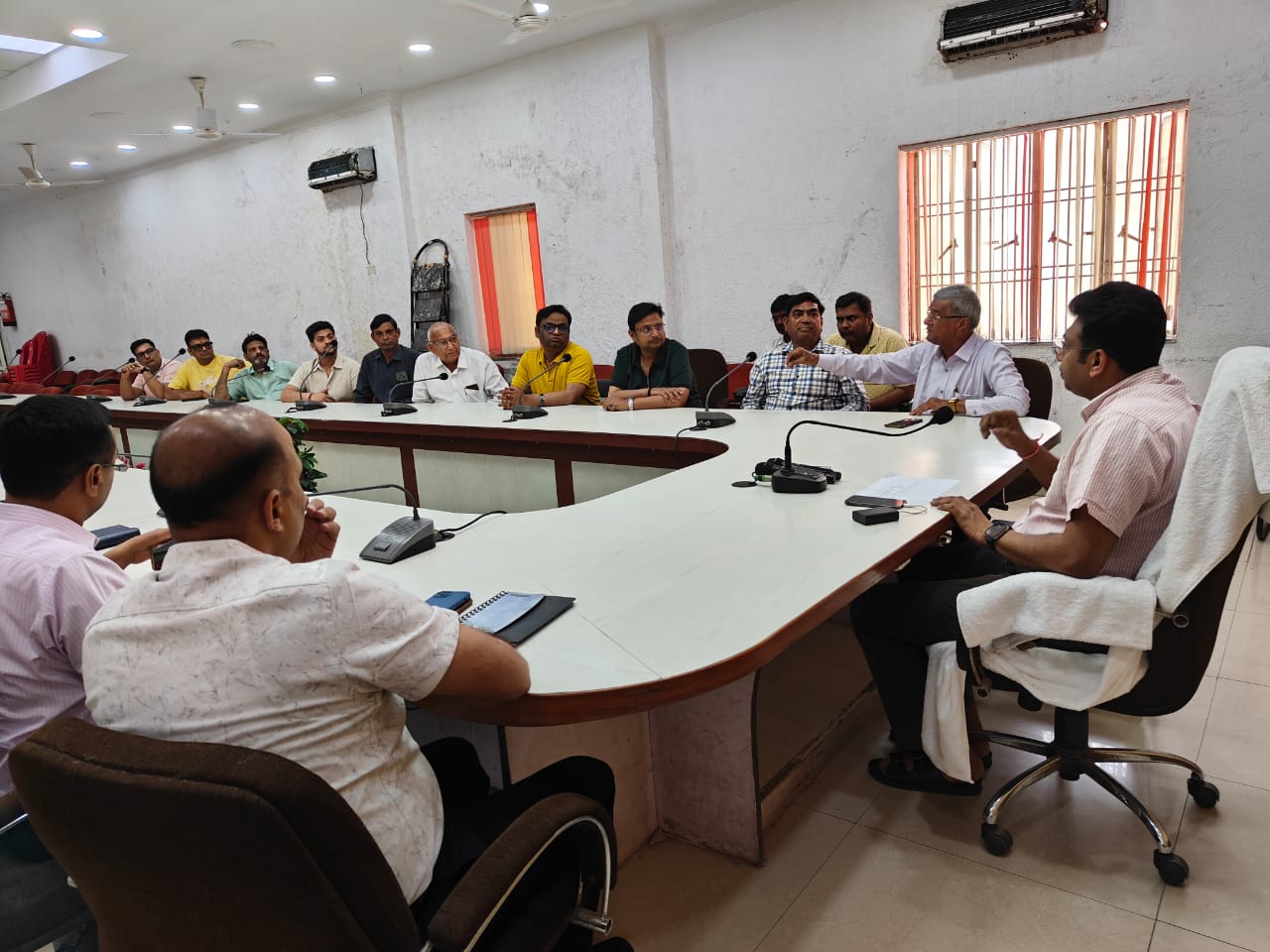 व्यवसायिक सिलेण्डरों की आपूर्ति में आ रही समस्याओं के सम्बन्ध में बैठक हुई सम्पन्न