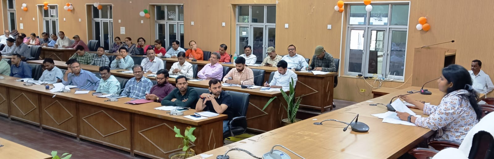 शिकायतों के निस्तारण में लापरवाही बरतने पर कड़ी नाराजगी जताई है