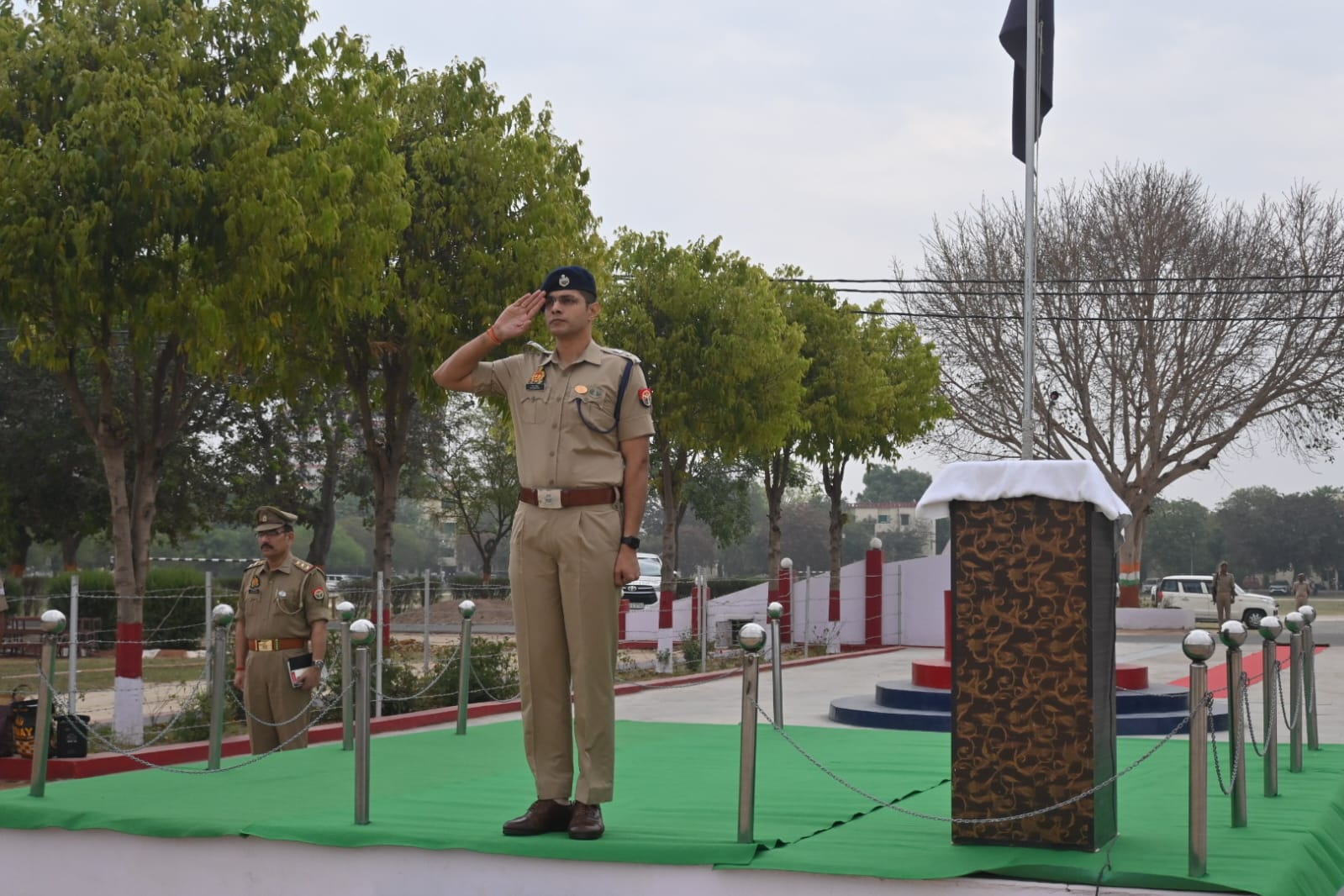वरिष्ठ पुलिस अधीक्षक फिरोजाबाद सौरभ दीक्षित द्वारा रिजर्व पुलिस लाइन में शुक्रवार परेड की ली गई सलामी