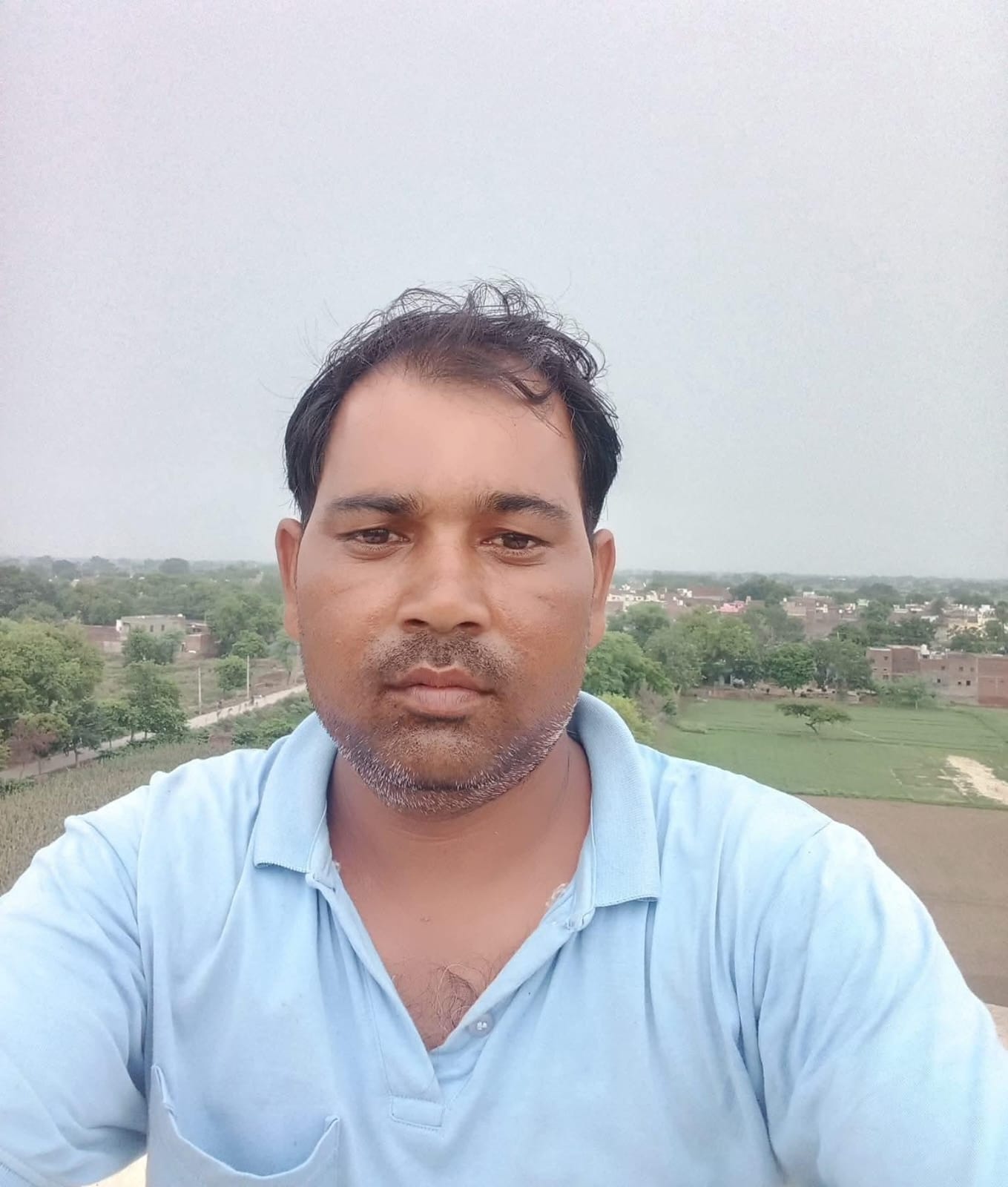 संविदा कर्मी की मौत पर परिजनों का भारी हंगामा, फीडर घेरकर शव के साथ धरने पर बैठे ग्रामीण