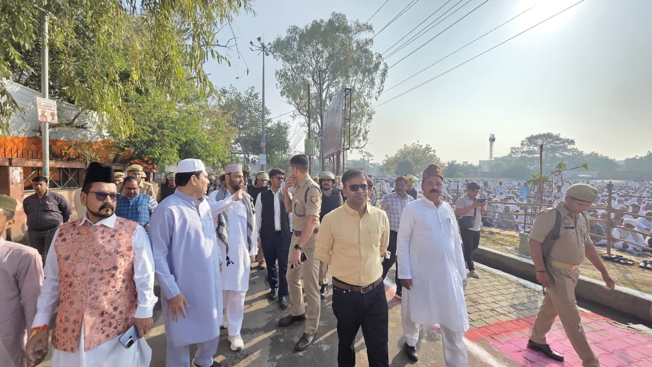 फिरोजाबाद में अकीदत से अदा हुई ईद की नमाज: गांधी पार्क और इस्लामिया मैदान में उमड़ा जनसैलाब