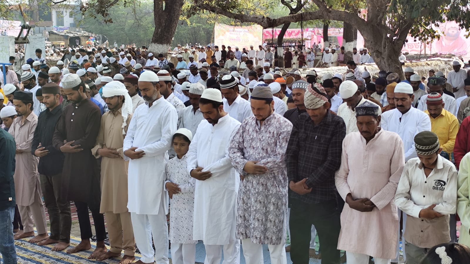 अकीदत और भाईचारे के साथ मनाई गई ईद, गले मिलकर दीं मुबारकबाद