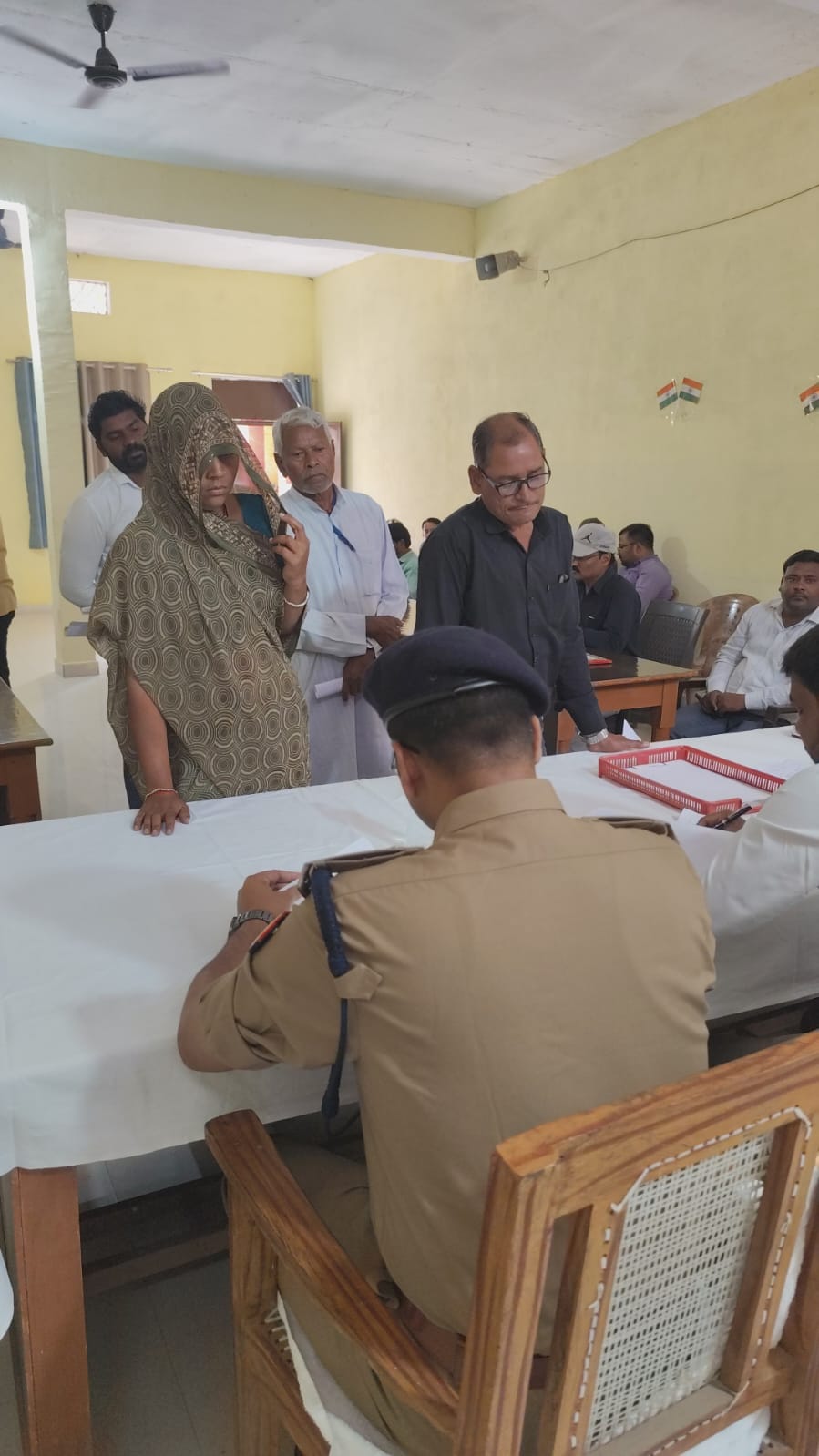 सीओ कार्यालय कोंच में सीओ परमेश्वर प्रसाद ने सर्किल के थानाध्यक्षों और पुलिसकर्मियों के साथ की अपराध समीक्षा बैठक
