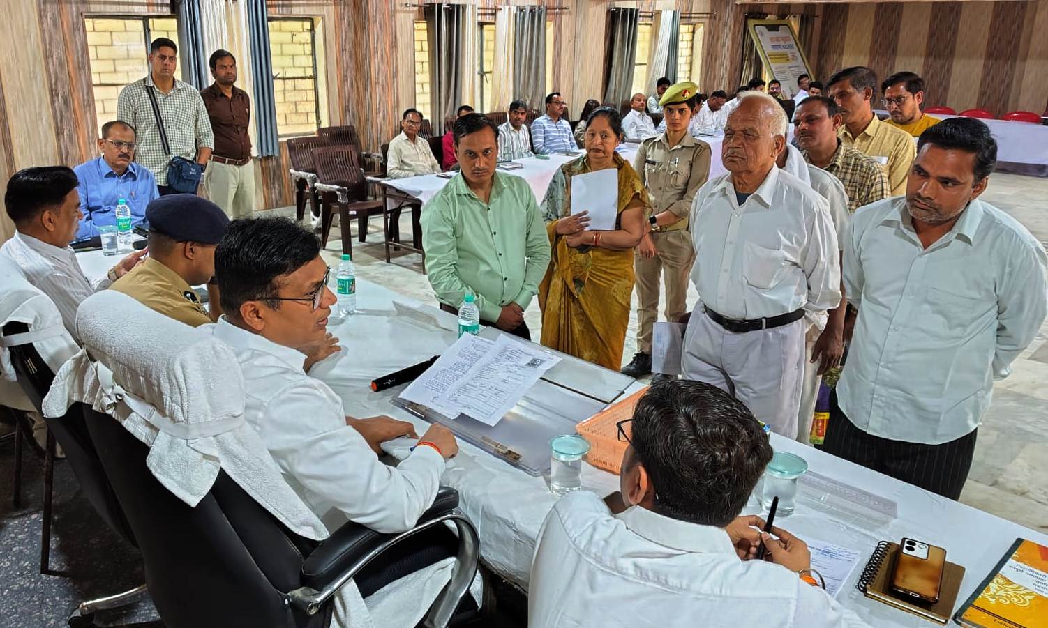 जन-सुनवाई के दौरान कुरावली में 21 शिकायतकर्ताओं ने जिलाधिकारी के सम्मुख शिकायती पत्र प्रस्तुत किये