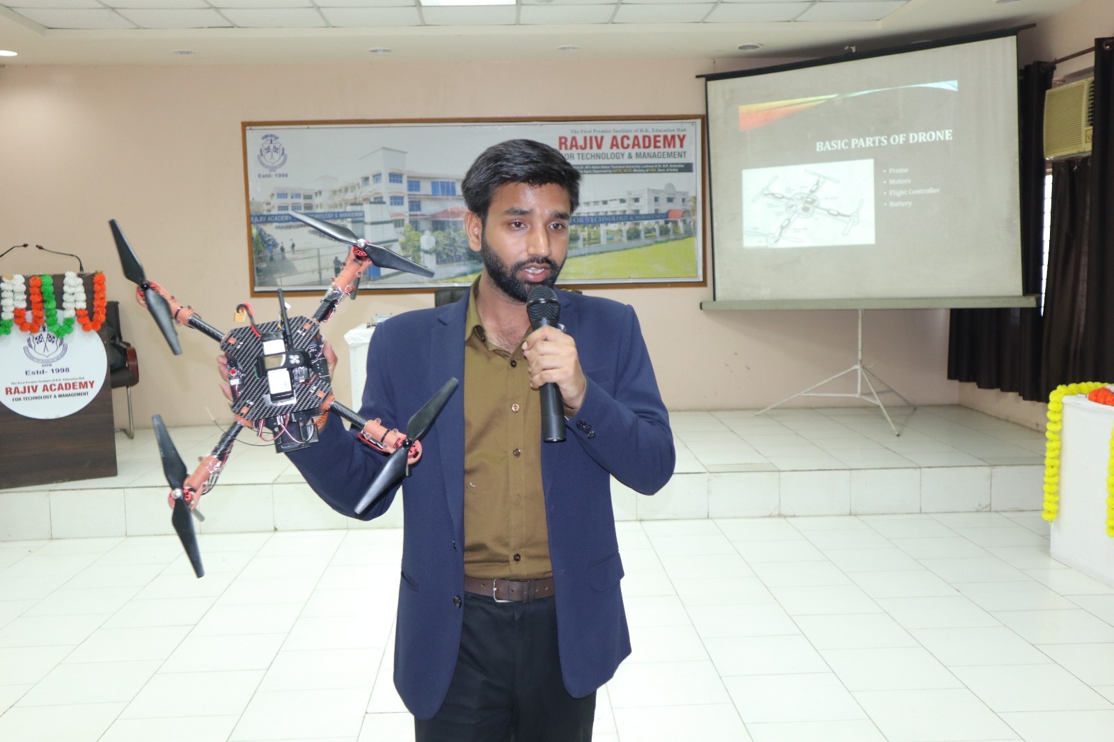 राजीव एकेडमी में ड्रोन टेक्नोलॉजी पर कार्यशाला आयोजित