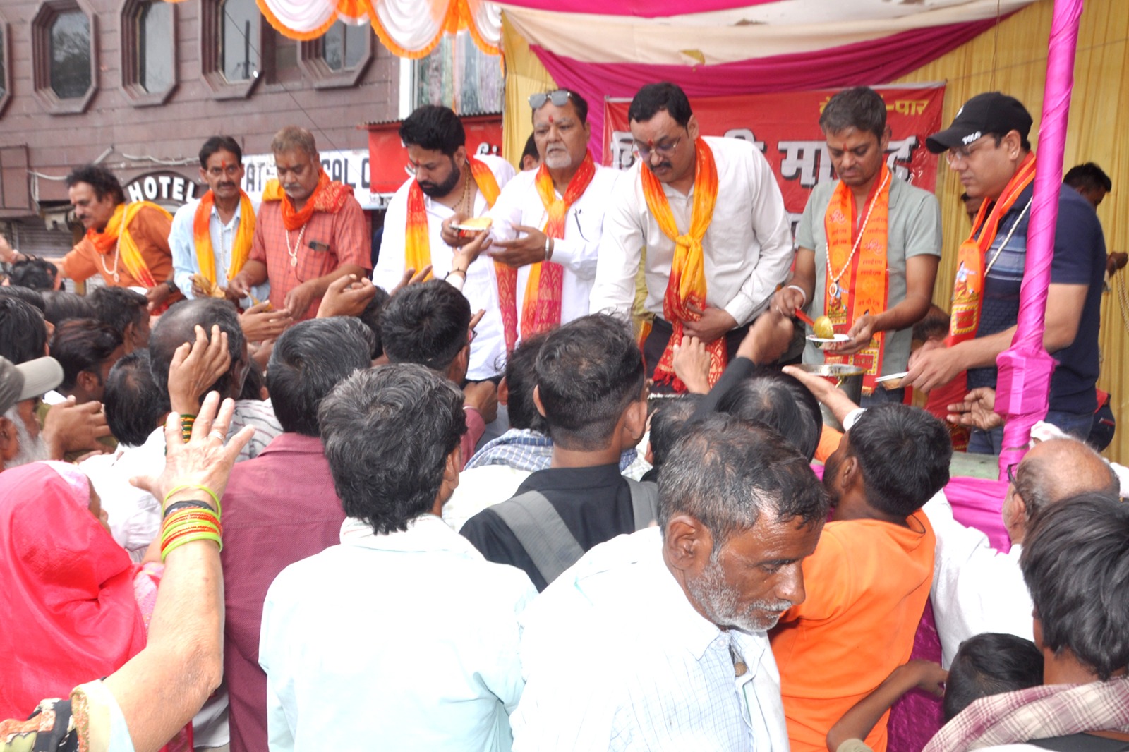 रामनवमी पर भव्य भंडारा एवं कन्या पूजन, भक्तिमय माहौल में उमड़ी श्रद्धालुओं की भीड़