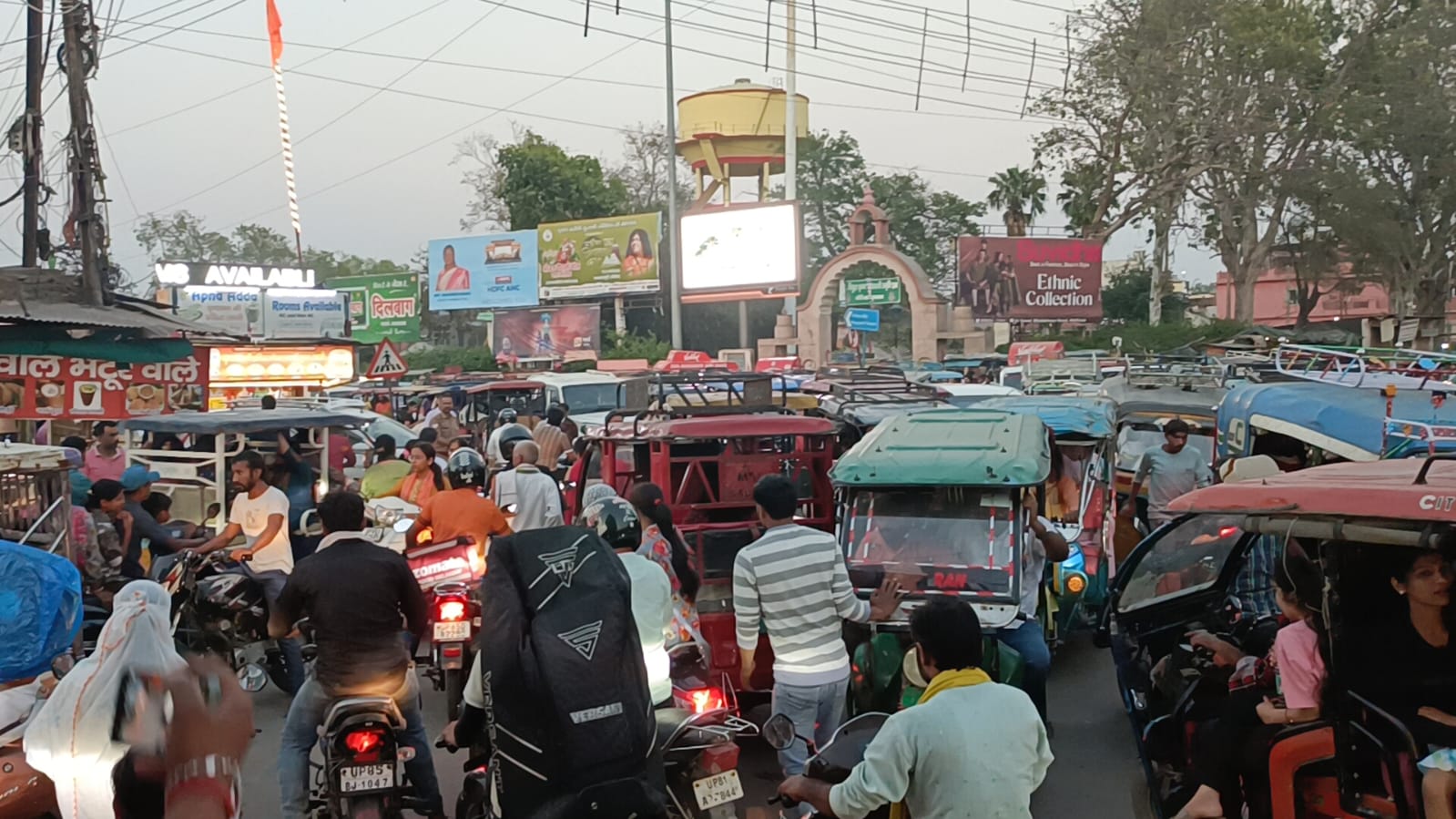 कागजी दावों की भेंट चढ़ी ट्रैफिक व्यवस्था, जाम के झाम में पिस रहे श्रद्धालु और स्थानीय लोग