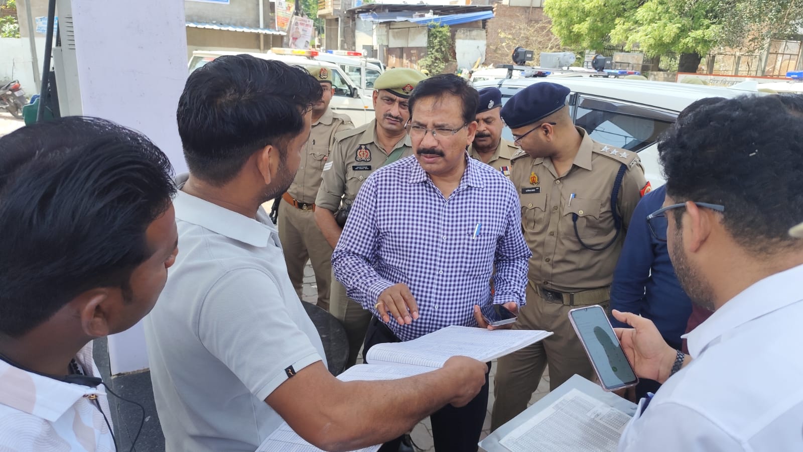 अधिकारियों ने पैट्रोल पम्पों का औचक निरीक्षण कर दिए निर्देश